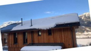 Haus Chalet mit einer Dachlawine