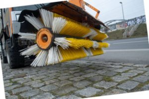 Straßenreinigungsfahrzeug mit Kehrbürste
